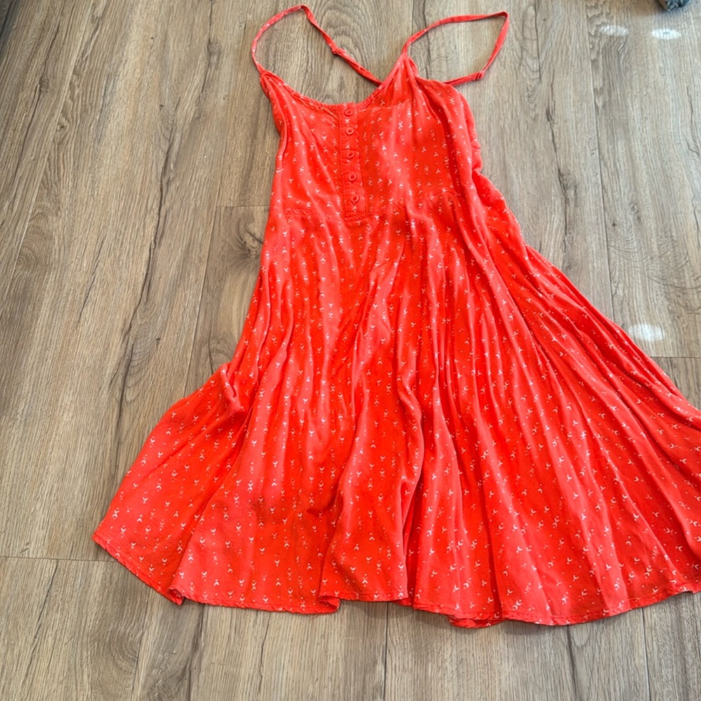 I’m selling a white short loose dress.